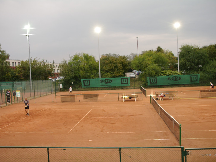 Die Ausrichter des ersten Heinrich der Löwe Junior Open sind der Heidberger Tennis-Club e.V. und der MTV Wolfenbüttel e.V. 
Foto Flutlichtanlage des HTC: Heidberger Tennis Club