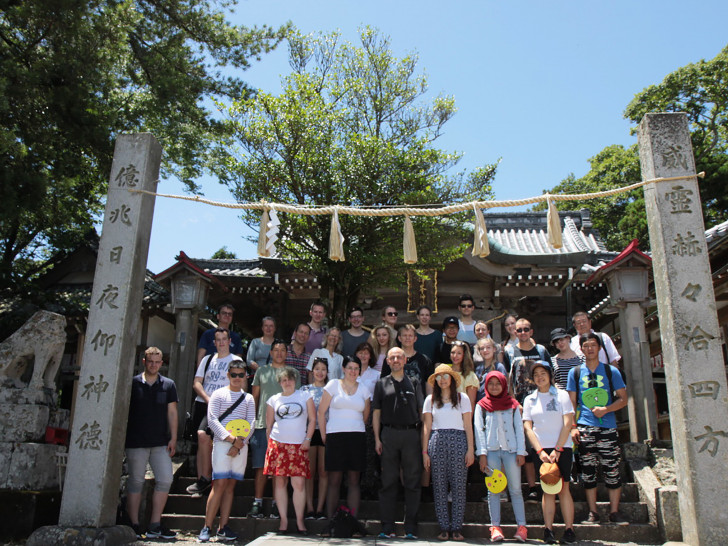 Ostfalia-Studierende mit Prof. Dr. Reinhard Gerndt (vorne in der Mitte) und japanischen Komilitonen vor dem Tsunomine Schrein oberhalb von Anan. Fotos: Ostfalia