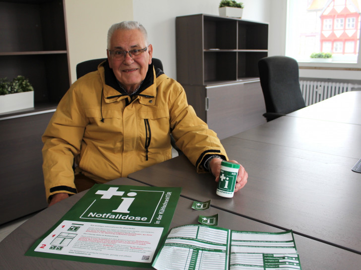 Horst Luthien stellt die grüne Notfalldose vor. Foto: Alexander Dontscheff