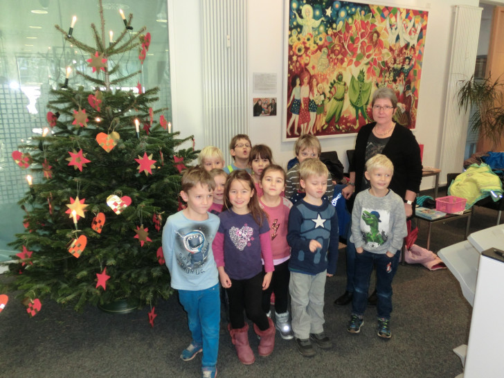 Die Kinder der Kita  Hummelburg schmückten den Tannenbaum in der Braunschweigischen Landessparkasse. Foto: Privat