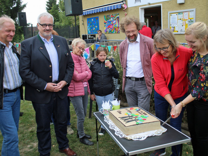 Susanne Pensler (von rechts) und Barbara Gabriel schnitten die leckere Geburtstagstorte an. Foto: Ulme