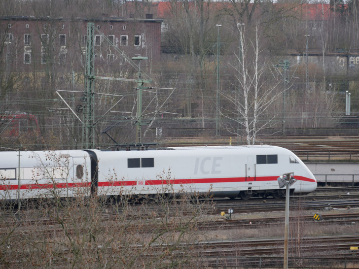 Bahn und Pro Bahn haben unterschiedliche Ansichten, wie der ICE zuverlässiger in Wolfsburg halten könnte. Symbolfoto: Alexander Panknin