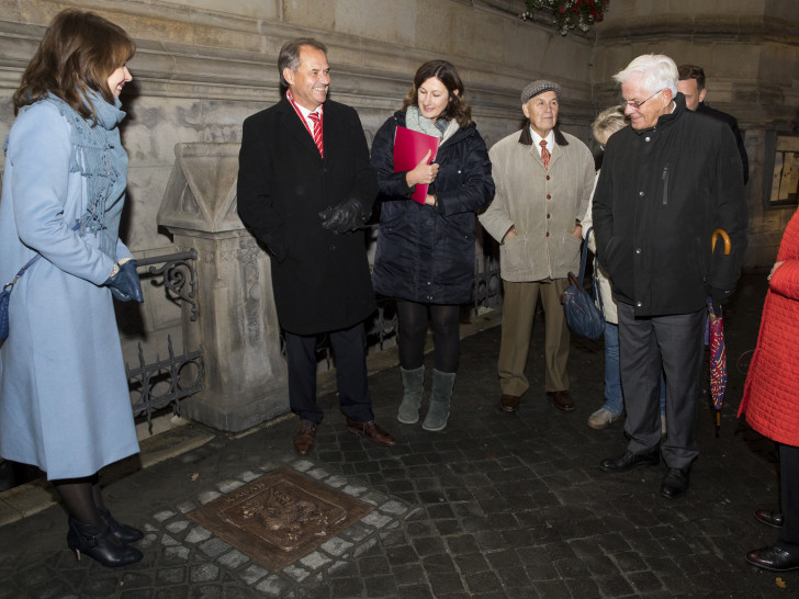 Ulrich Markurth und Evgenia Lodvigova (links), die stellvertretende Bürgermeisterin von Kasan, bei der Enthüllung der Bronzeplatte. Foto: Stadt Braunschweig / Daniela Nielsen