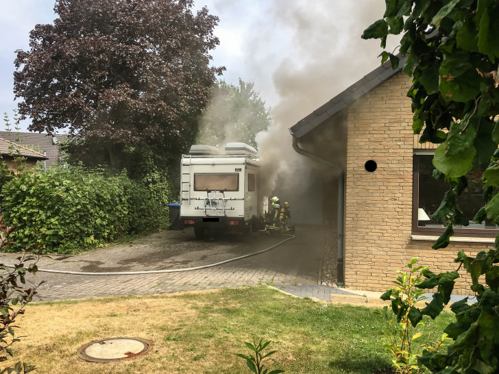 Riesige Rauchwolke über Hohenhameln: Ein Wohnmobil brannte. Foto: Feuerwehr Hohenhameln