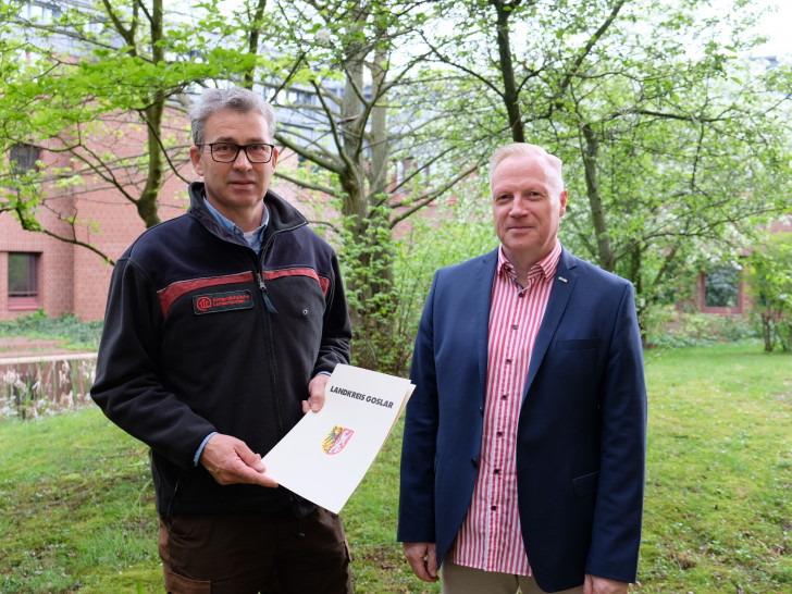 Der neue Kreiswaldbrandbeauftragte Ralf Krüger (links) erhält seine Ernennungsurkunde von Fachbereichsleiter Frank-Michael Kruckow (rechts). Foto: Landkreis Goslar