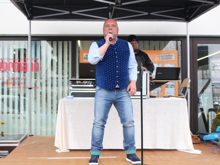 Um das verregnete Wetter mit guter Stimmung vergessen zu machen, performte Star-Gast BUDDY auf der Bühne vor dem Autohaus. Fotos: Jan Borner