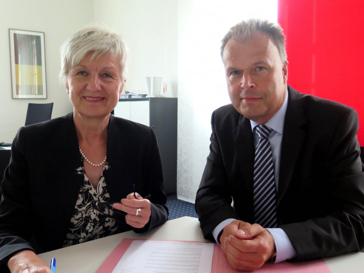 Landrätin Christiana Steinbrügge und der als erster Kreisrat gewählte Heiko Beddig während eines gemeinsamen Termins. Foto: Landkreis Wolfenbüttel