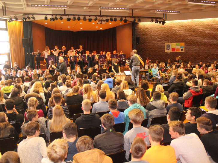 In der Adolf-Grimme-Gesamtschule stehen in dieser Woche alle Zeiger auf Musik. Fotos: Anke Donner