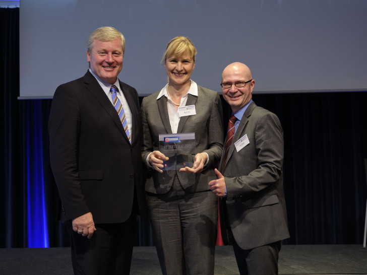 Wirtschaftsminister Bernd Althusmann übergab die Auszeichnung "Demografiefest 4.0" an Nicola Lenz, stellvertretende Geschäftsbereichsleitung Personal und Peter Wagner, Vorsitzender des Gesamtpersonalrats (v. li.). Foto: J. Kollatsch/Demografieagentur für die Wirtschaft GmbH