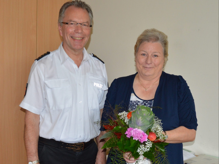 Wilfried Berg, Leiter der Polizeiinspektion Salzgitter/Peine/Wolfenbüttel, verabschiedete Kriminalhauptkommissarin Anita Schikowski in den verdienten Ruhestand. Foto: Polizei 