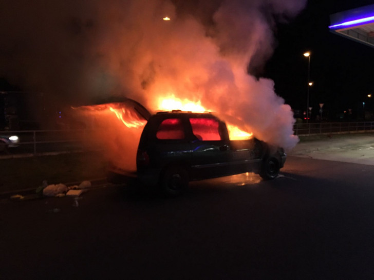 Beim Eintreffen der Feuerwehr stand der Wagen vollständig in Flammen. Fotos: Alexander Weis/ Feuerwehr Helmstedt