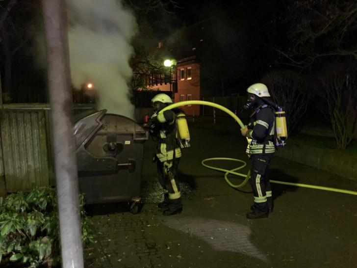 In der Gerbergasse brannte ein 1.000 Liter Müllbehälter. Fotos: Feuerwehr Helmstedt