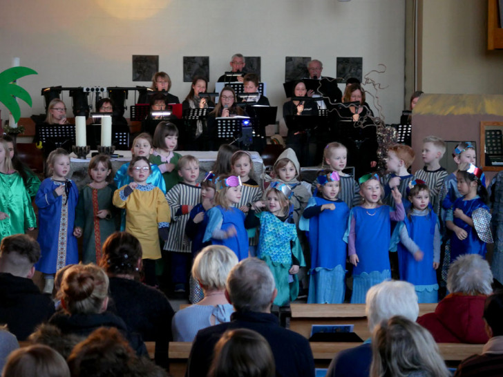 Die Band der katholischen  Kirchengemeinde St. Raphael sorgte im Hintergrund für die musikalische Begleitung. Vorne glänzten die Kinder mit ihrem Schauspiel. Fotos: Alexander Panknin
