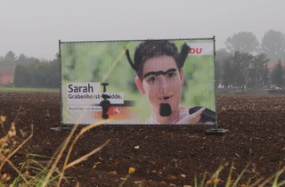 Rund um Semmenstedt wurden Großplakate der CDU Landtagskandidatin Sarah Grabenhorst-Quidde beschmiert, entfernt und umgehängt. Fotos: Privat