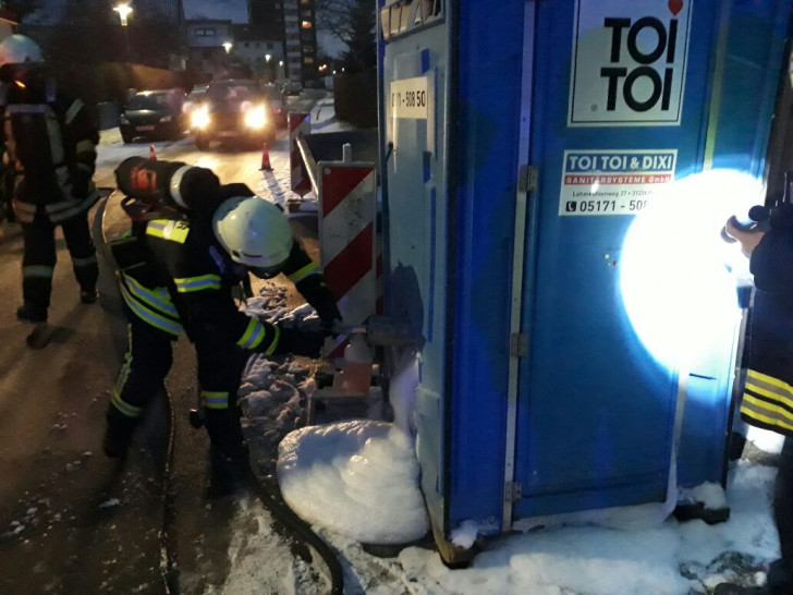 Am Dienstag brannte eine Bautoilette. Die Feuerwehr musste ausrücken. Fotos: Feuerwehr Wolfenbüttel