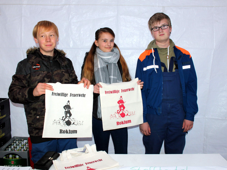 Mitglieder der Jugendwehr bedruckten Stoffbeutel und verkauften diese. Fotos: Bernd-Uwe Meyer