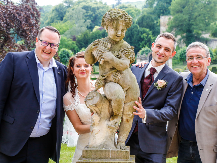 Die beiden Bürgermeister Heiko Breithaupt (l.) und Thomas Pink (r.) gratulierten einem Brautpaar, dass gerade im Kleinen Schloss getraut wurde. Foto: Stadt Wolfenbüttel