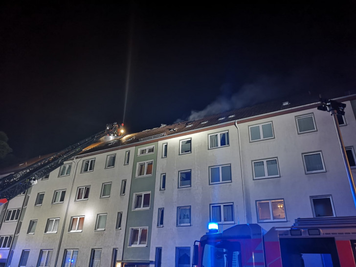 Das Feuer war im Obergeschoss des Hauses entflammt und ist noch nicht unter Kontrolle. Foto: aktuell24/KR