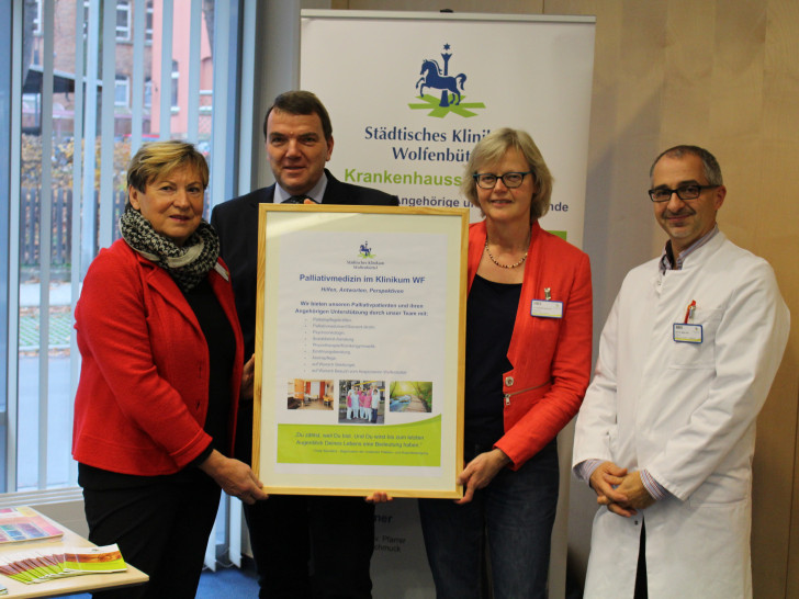 Die Palliativeinheit feiert dreijähriges Jubiläum. (Dagmar Ammon, Axel Burghardt, Dr. Mechthild Altenhoff, Prof. Dr. Kinan Rifai) Foto: Bernd Dukiewitz