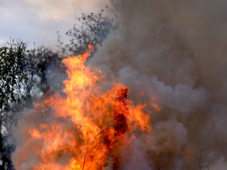 Als die ersten Einsatzkräfte vor Ort eintrafen, stand das komplette Carport in Flammen. Symbolfoto: Alexander Panknin