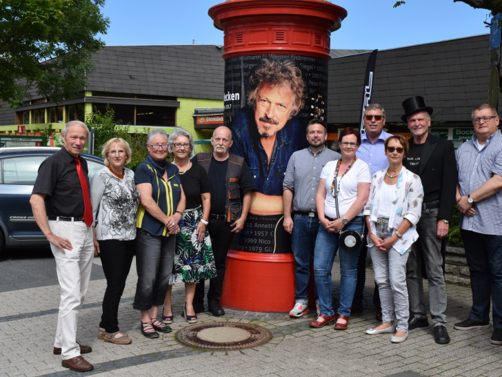 Mitglieder des Freundeskreises Paul-Lincke-Ring e.V., Andreas Jochmann, Giovanni Graziano, Burkhard Siebert und Susanne Roßdeutscher vom städtischen Fachdienst Kultur präsentieren die neue Gestaltung der Litfaßsäule. Foto: Stadt Goslar