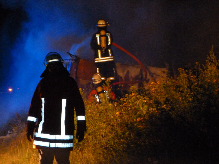 Unter schwerem Atemschutz musste der Brand bekämpft werden. Foto: Feuerwehr Winnigstedt
