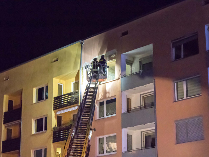 Die Feuerwehr untersucht die Wohnung in der Kattowitzer Straße. Hier kam es im November 2017 zu einer heftigen Explosion. Foto: Rudolf Karliczek