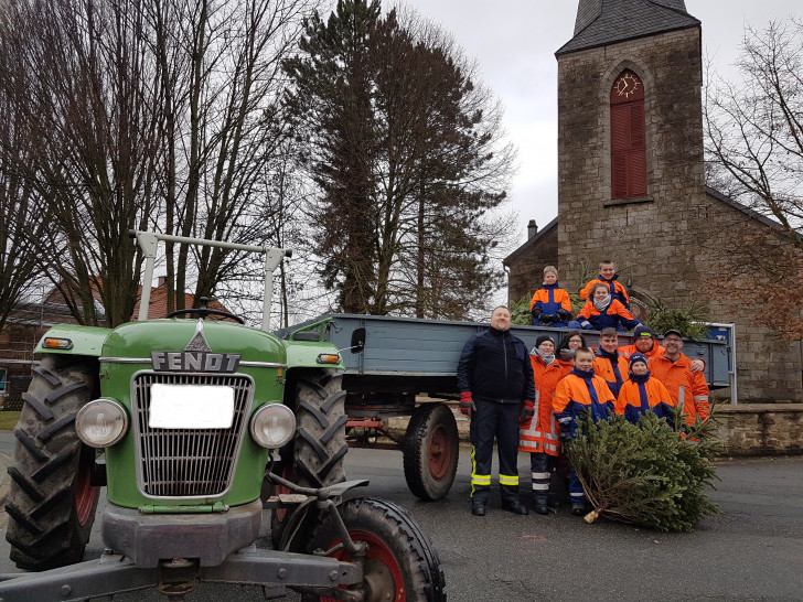 Die Jugendfeuerwehr Winnigstedt sammelte die Weihnachtsbäume ein. Foto: Feuerwehr Winnigstedt