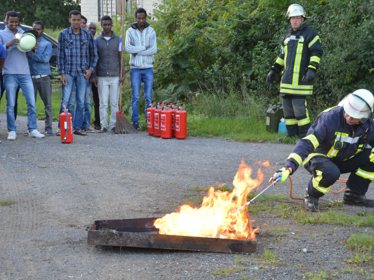 Die Ortsfeuerwehr Hemkenrode gab 16 Flüchtlingen eine Übung im Umgang mit Feuerlöschern. Fotos: Feuerwehr Hemkenrode