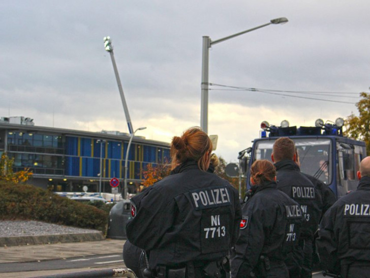 Bei den Spielen zwischen Braunschweig und Hannover ist immer viel Polizeieinsatz gefordert. Foto: Archiv/Frank Vollmer