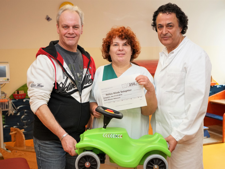 Freuen sich über die Spende von Henning Rühmann: Dr. Younes Roumeih, Chefarzt der Klinik für Kinder- und Jugendmedizin, sowie Stationsleitung Ulrike Gückel. Foto: Helios