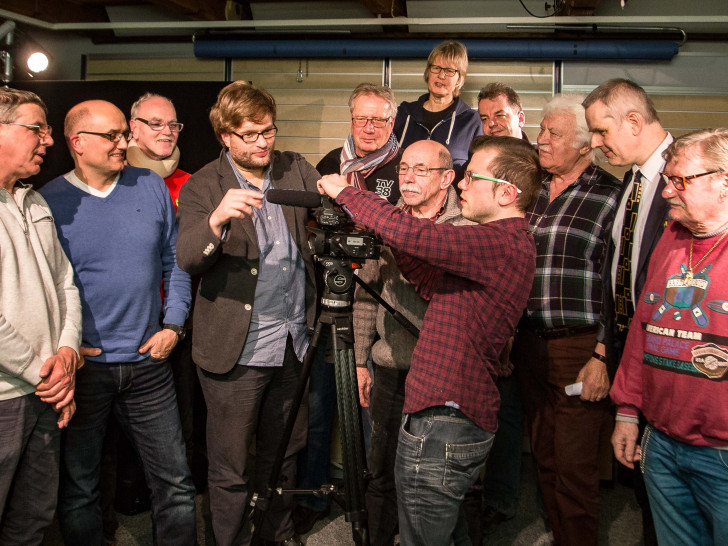 Christian Raupach (4. v.l.) ließ sich Teile der Ausrüstung zeigen. Foto: Rudolf Karliczek