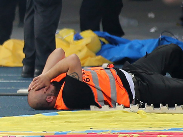 Der Ordner liegt am Boden, wurde von einem Knallkörper getroffen. Foto: Agentur Hübner