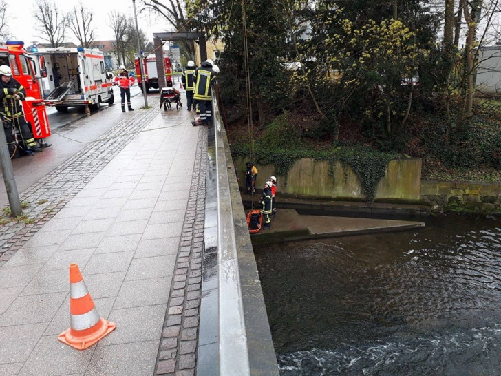 Am Donnerstag musste ein Kanufahrer aus der Oker gerettet werden. Die Feuerwehr rückte mit der Drehleiter an. Foto: Feuerwehr Wolfenbüttel. 