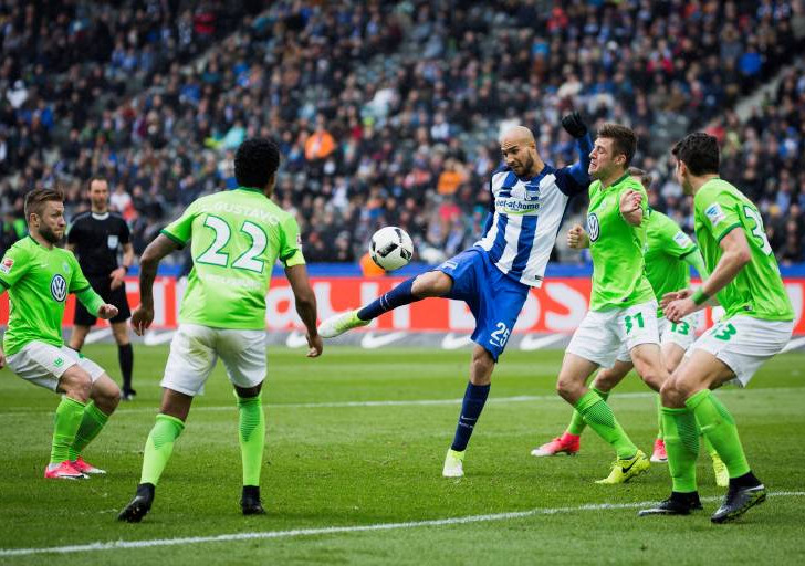 Eben noch Gegenspieler, demnächst Mitspieler: Robn Knoche (2.v.r.) gegen Brooks (am Ball). Foto: imago/Sebastian Wells