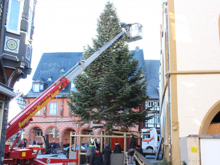 Die Vorbereitungen für den diesjährigen Goslarer Weihnachtsmarkt sind bereits in vollem Gange. Foto: Nino Milizia