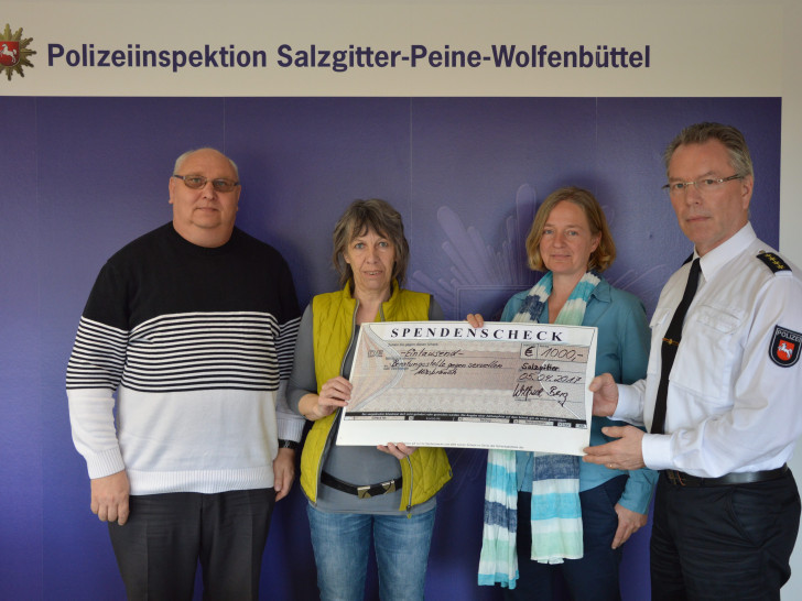Bernd Penczok (International Police Association), Ulrike Hennies (Beratungsstelle gegen sexuellen Missbrauch), Karen Westphal (Beratungsstelle gegen sexuellen Missbrauch) und Wilfried Berg (Leiter der Polizeiinspektion Salzgitter/Peine/Wolfenbüttel) (v. li.). Foto: Polizei
