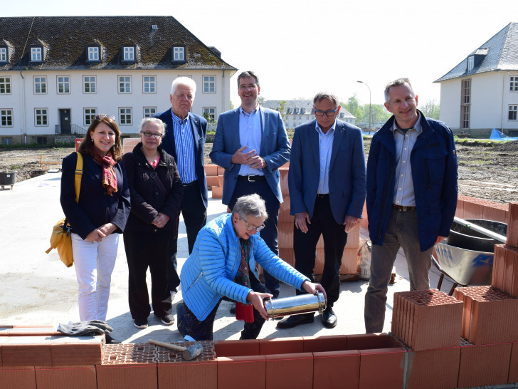 Im Beisein von Oberbürgermeister Dr. Oliver Junk wird die Zeitkapsel in die Außenwand des neuen Kindergartens auf dem Fliegerhorst eingemauert. Foto: Stadt Goslar