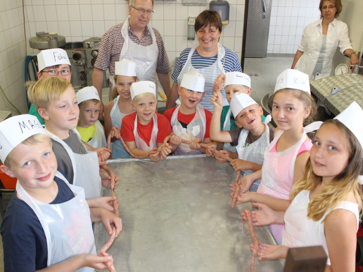 Auf dem Bauerhof der Familie Broihan in Lengde durften elf Ferienkinder ihre eigene Bratwurst herstellen. Fotos: Anke Donner 