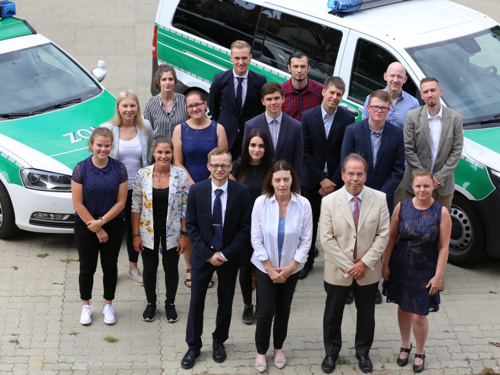 13 Auszubildende traten ihren Dienst beim Zoll an. Foto: Zoll 