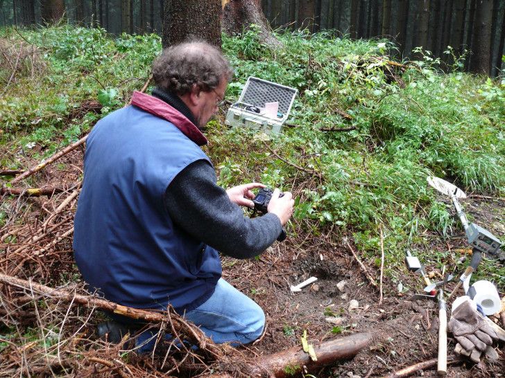 Der Archäologe Dr. Michael Geschwinde dokumentiert einen Fund im Gelände Foto: Niedersächsisches Landesamt für Denkmalpflege
