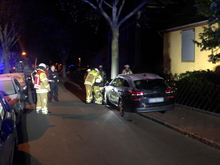 Ein Auto war in der Reischauer Straße gegen einen Baum gerollt. Foto: Feuerwehr Bad Harzburg