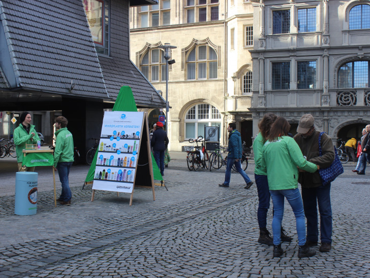 Die Greenpeace-Gruppe Braunschweig informierte in der Innenstadt über Plastik in Pflegeprodukten. Fotos/Podcast: Anke Donner