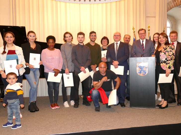 Die neuen Bürgerinnen und Bürger des Landkreises Gifhorn erhielten ihre Einbürgerungsurkunde direkt von Landrat Dr. Andreas Ebel im Rittersaal des Schlosses Gifhorn. Foto: Landkreis Gifhorn