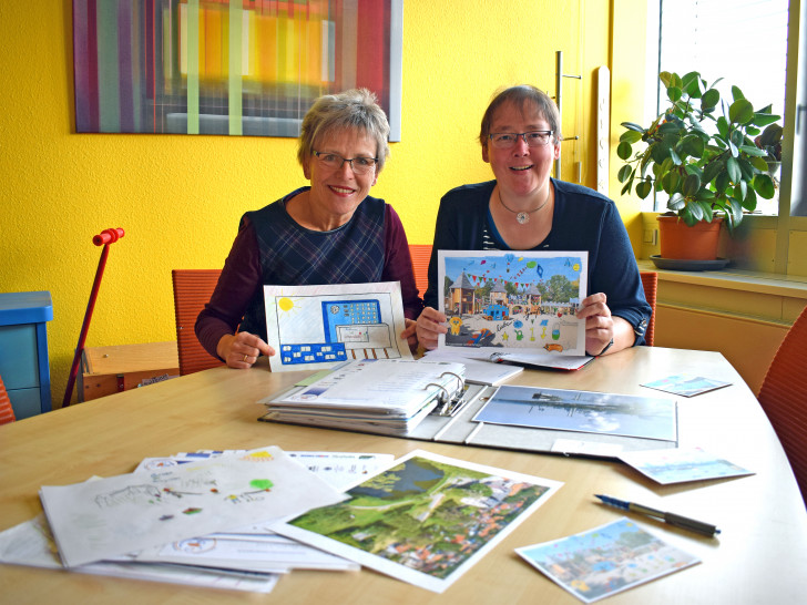 Familienbeauftragte Sylvia Fiedler und Petra Stürmer von der Wohnbau (v. li.). Foto: Stadt Salzgitter