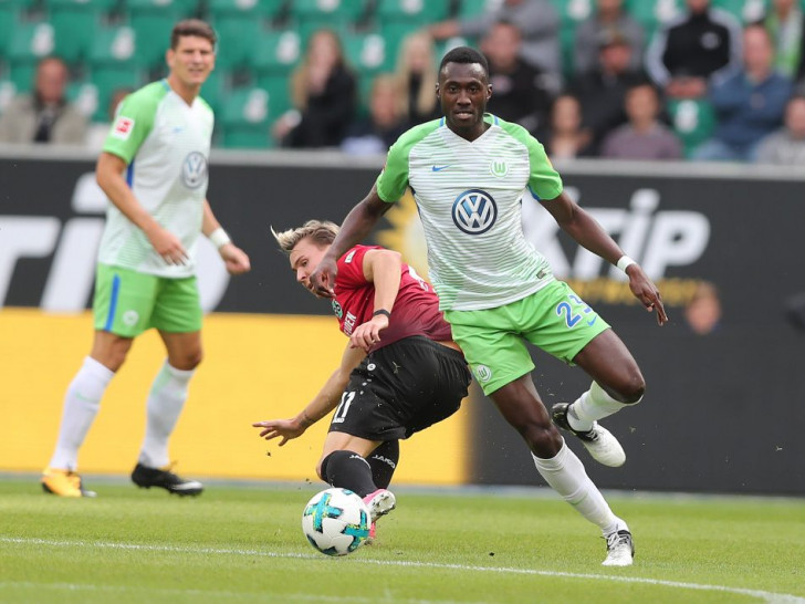 Josuha Guilavogui und der VfL Wolfsburg teilen sich die Punkte mit Hannover 96. Fotos: Agentur Hübner