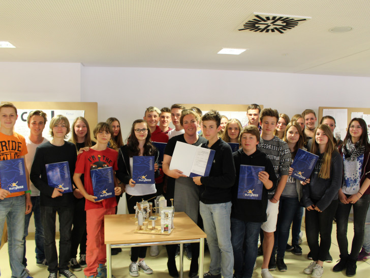 Die Schüler der IGS Wallstraße haben von Lehrerin Andrea Heine ihre Europässe bekommen. Foto: Jan Borner