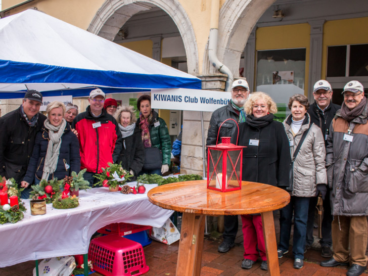 Die Mitglieder des Kiwanis Club Wolfenbüttel-Lessing verkauften am heutigen Samstag traditionell selbstgemachte Adventsgestecke für den guten Zweck. Foto: Werner Heise