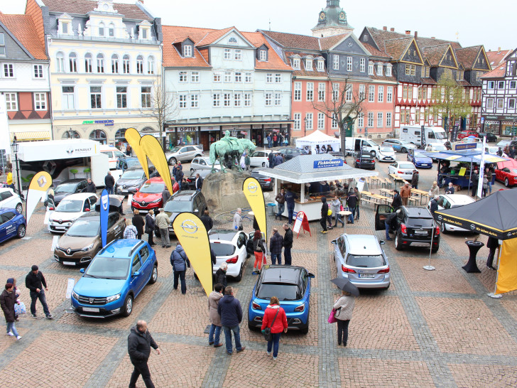 Die "Mobilen Welten" werden am verkaufsoffenen Sonntag wieder viele Autofans in die City locken. Foto: Archiv/Max Förster