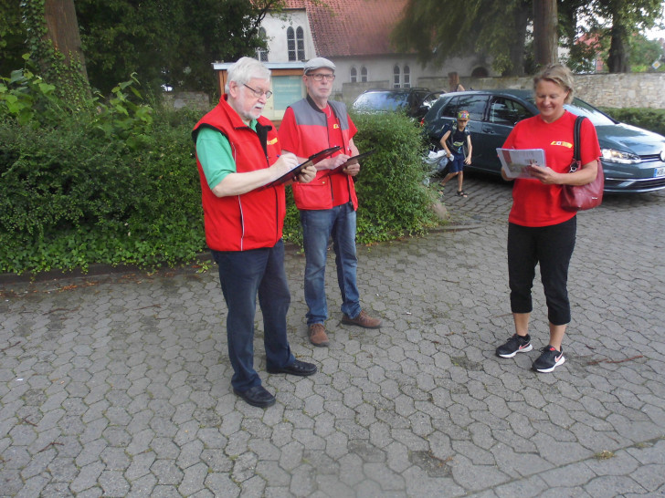 Klaus Seiffert, Ulrich Fischer und Daniela Sens vom ACE bei der Beobachtung von Elterntaxis. Foto: ACE Auto Club Europa